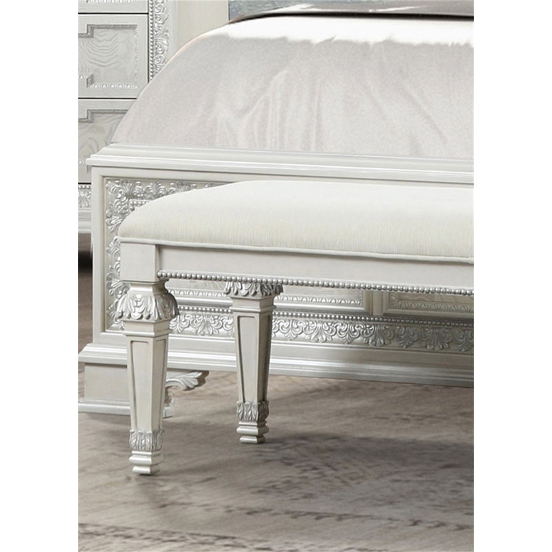 Banc en métal avec finition argentée et boutons traditionnels ornés de boutons ronds capitonnés pour un look classique, blanc crème
