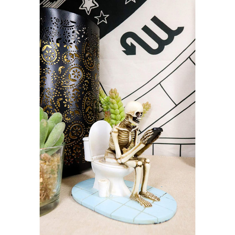Squelette constipé Ebros, éternelle vie après la mort, assis sur une cuvette de toilette alors qu'il parcourait son téléphone portable Figurine Macabre Ossuary