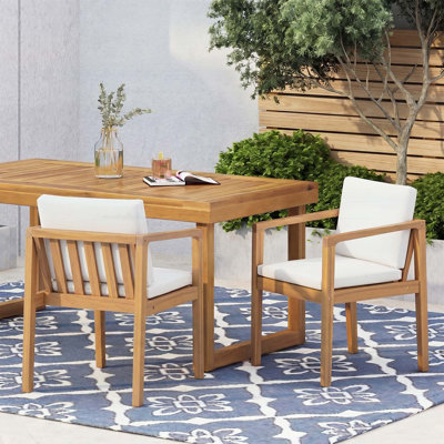 Élégantes chaises de salle à manger d'extérieur (ensemble de 2) avec structure en bois d'acacia, finition en teck clair et coussins beiges pour une salle à manger en plein air confortable et élégante