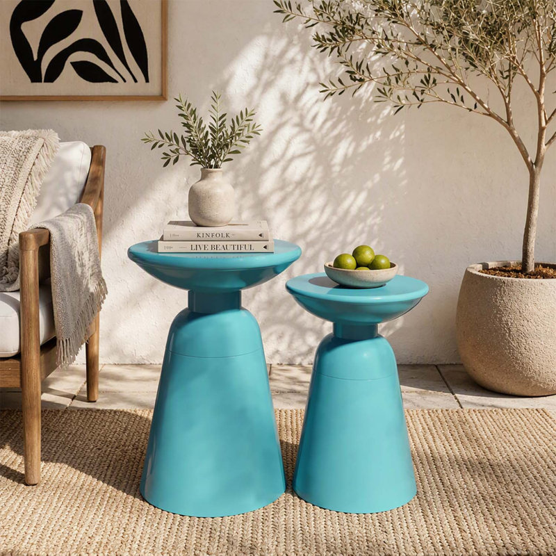 Tables d'appoint d'extérieur en fer forgé au design évasé, ensemble de 2, parfaites pour les espaces extérieurs modernes et élégants.