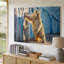 Toile dans une enceinte de zoo éclairée, un grand ours polaire se tient debout contre un mur de béton texturé-1348495801