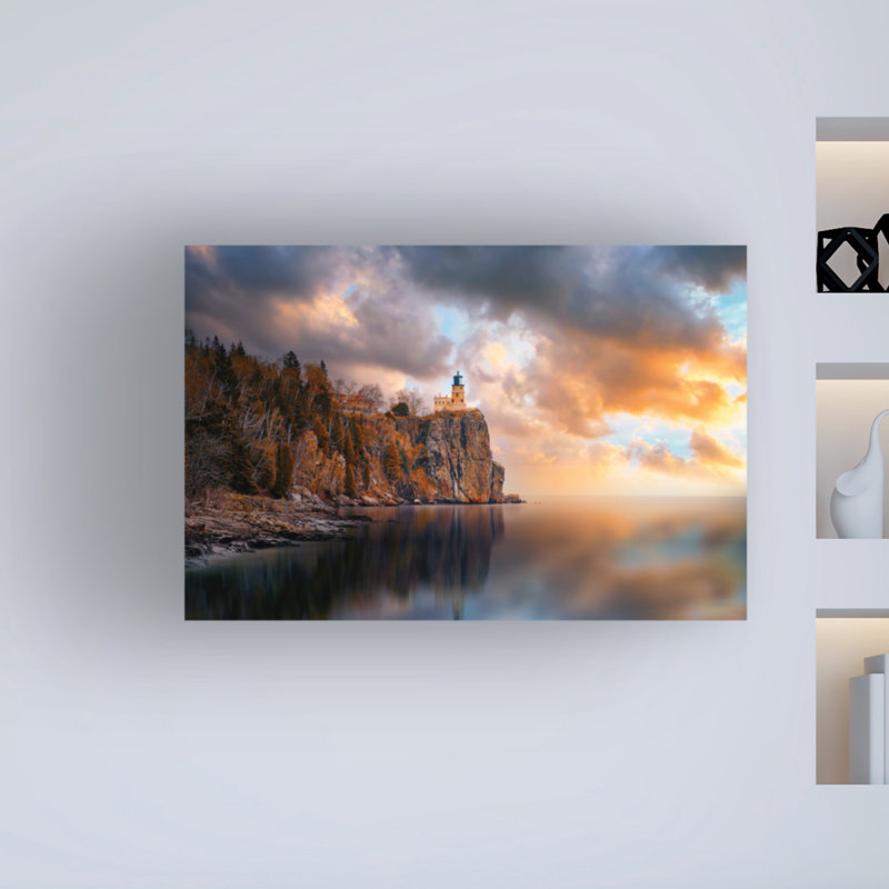 «A Cloudy Day at Split Rock Lighthouse» par Like He - reproduction de photo sur toile tendue, H 30 po x l 47 po x P 2 po