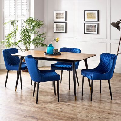 Wynnfield 4 - Person Dining Set