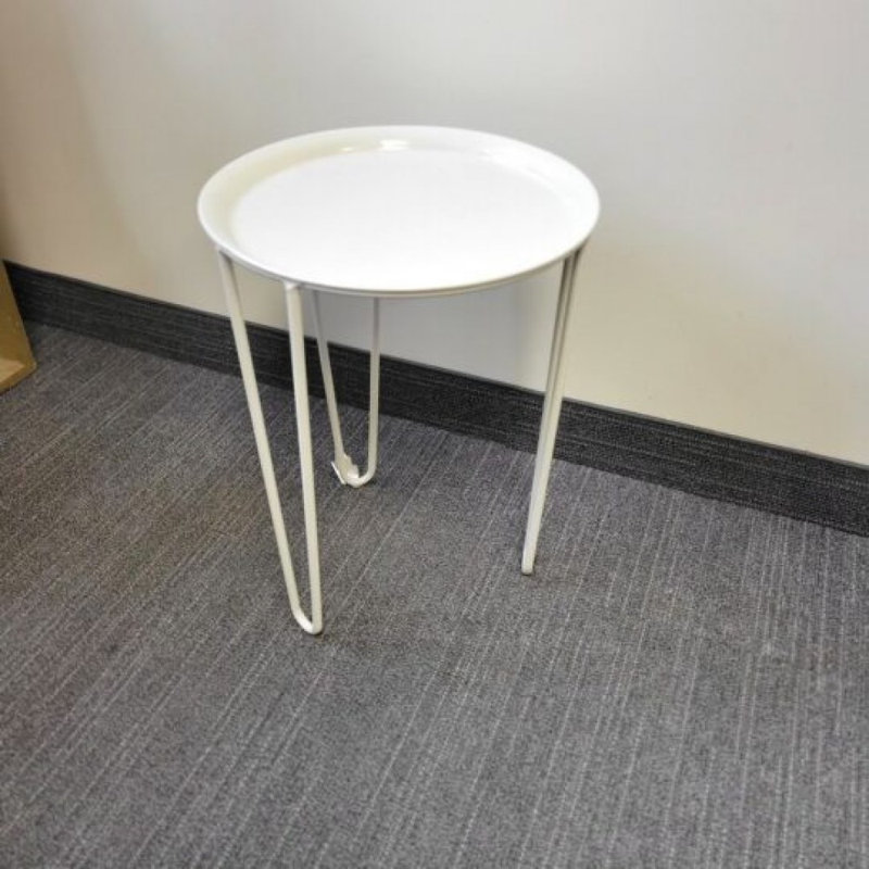 Table en métal avec pieds en épingle, H 21 po x l 16 po x P 16 po