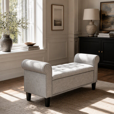 Banc de rangement en bois d'hévéa de 49 po avec accoudoirs et dossier en mousse et polyester gris 49 po, avec pieds en bois massif brun pour le hall d'entrée de la chambre à coucher