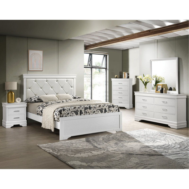 Très grand lit à panneau blanc avec tête de lit tapissier et capitonnage à boutons pour une chambre confortable et relaxante
