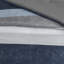 Édredon simple à rayures bleu / gris. Feuille imprimée. . Édredon, 2 taies décoratives, 1 drap plat, taies d'oreiller ajustées. Convient aux matelas jusqu'à 14 po. Lavable. Literie bleue / grise avec édredon. Microfibre