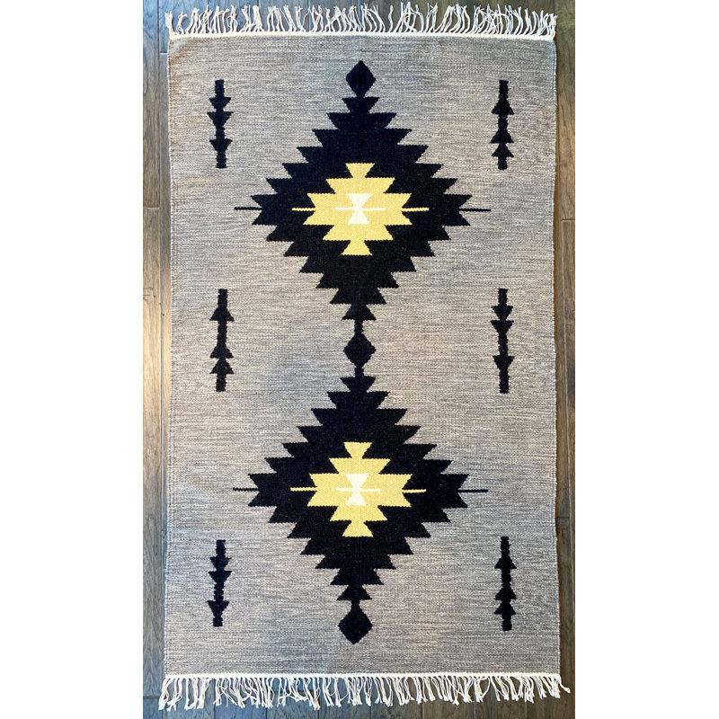 Tapis gris flèches aztèques, Rectangle 2 pi 4 po x 4 pi 7 po