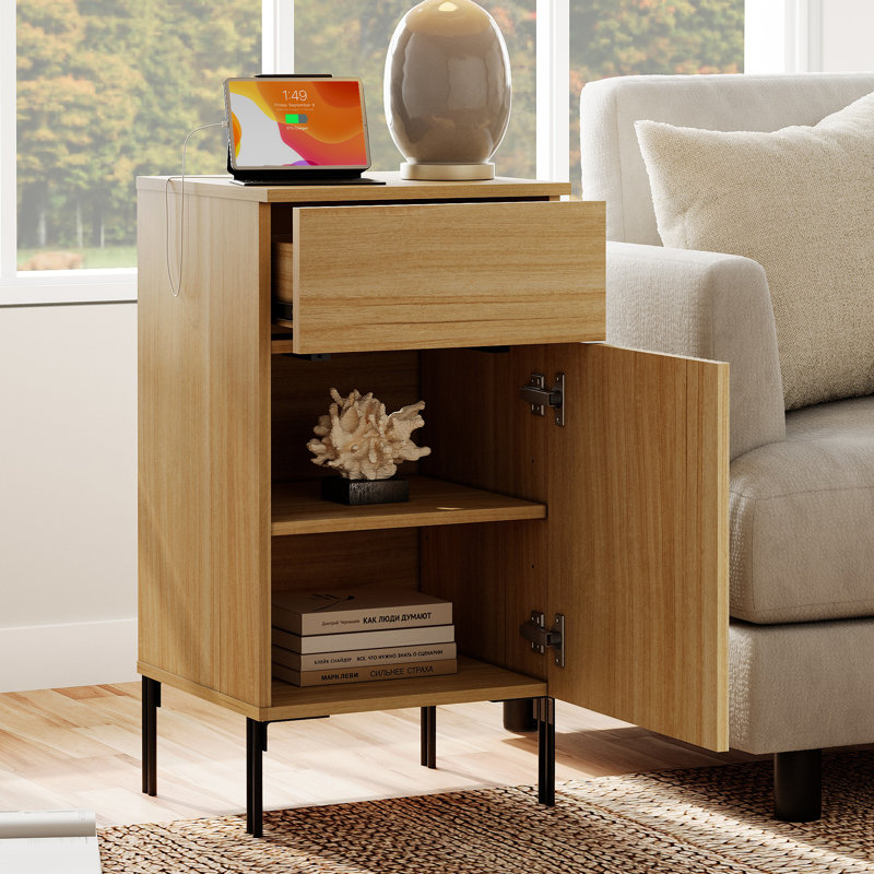 Ensemble de chambre à coucher WAMPAT 5 pièces avec 3 armoires de rangement et 2 tables de chevet avec chargeur, suite de chambre à coucher en bois cannelé avec tiroirs et portes, ensemble de rangement moderne assorti pour la chambre à coucher