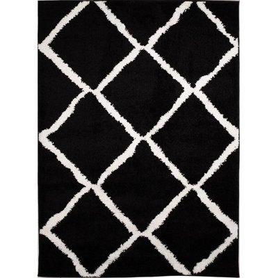 Tapis noir à motifs géométriques