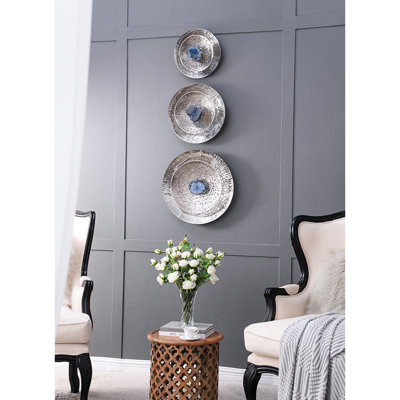 3 disques surdimensionnés texturés argentés, art mural Transformez votre salon, chambre à coucher, entrée, bureau. Métallique avec centre en agate. Fixation cachée. Dimensions: 20 x 20 x 4, 16 x 16 x 4, 12,5 x 12,5 x 4 pouces. 7,6 lb