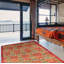 Tapis unique en laine noué à la main rouge foncé 5 pi 11 po x 9 pi 1 po nouvel âge Lahore Finshika One-of-a-Kind