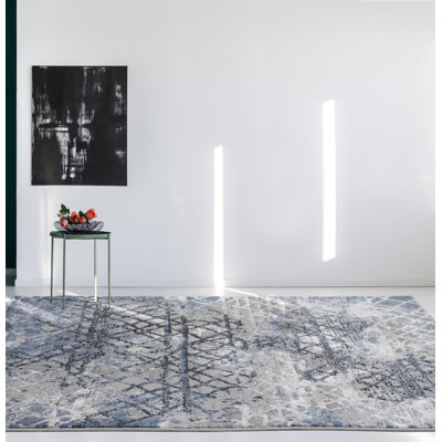Tapis bleu à motif géométrique
