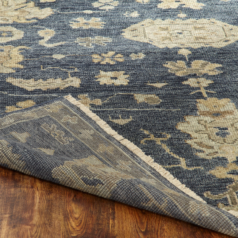 Maalak Wool Flroal Area Rug in Navy, Rectangle 4' x 6'