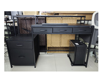 Bureau de jeu de 61 pouces avec tiroirs-classeurs et station de charge REAHome, fibre de carbone blanc