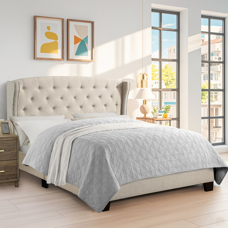 Lit plateforme tapissier à oreilles, structure de lit en tissu de lin avec garniture cloutée et capitonné, Beige