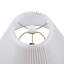 Lampe de table en céramique texturée avec abat-jour en tissu cannelé, abat-jour plissé blanc élégant
