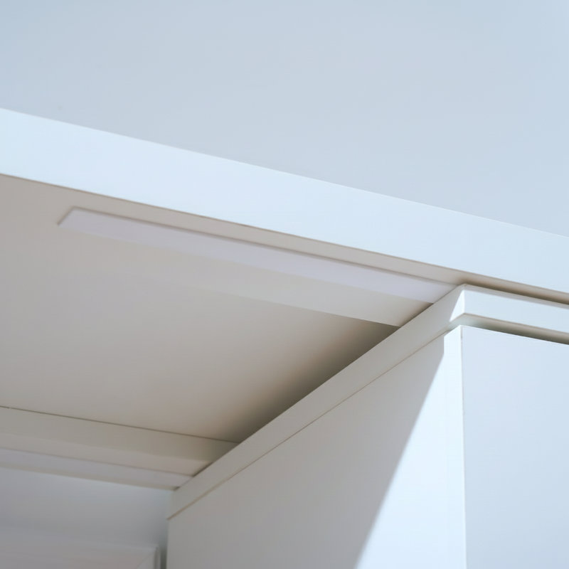 Table multifonctionnelle blanche de 47,2 po avec 6 tiroirs, bureau amovible et 3 compartiments de rangement
