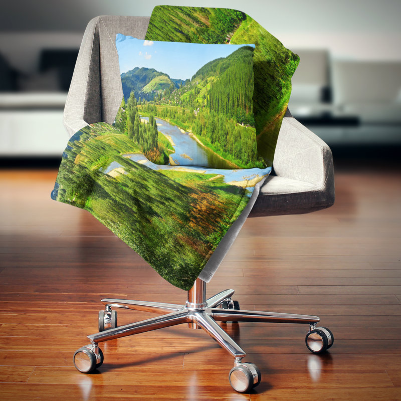 Coussins verts et rivière - paysage imprimé, 16 po x 1 po, Coussin décoratif