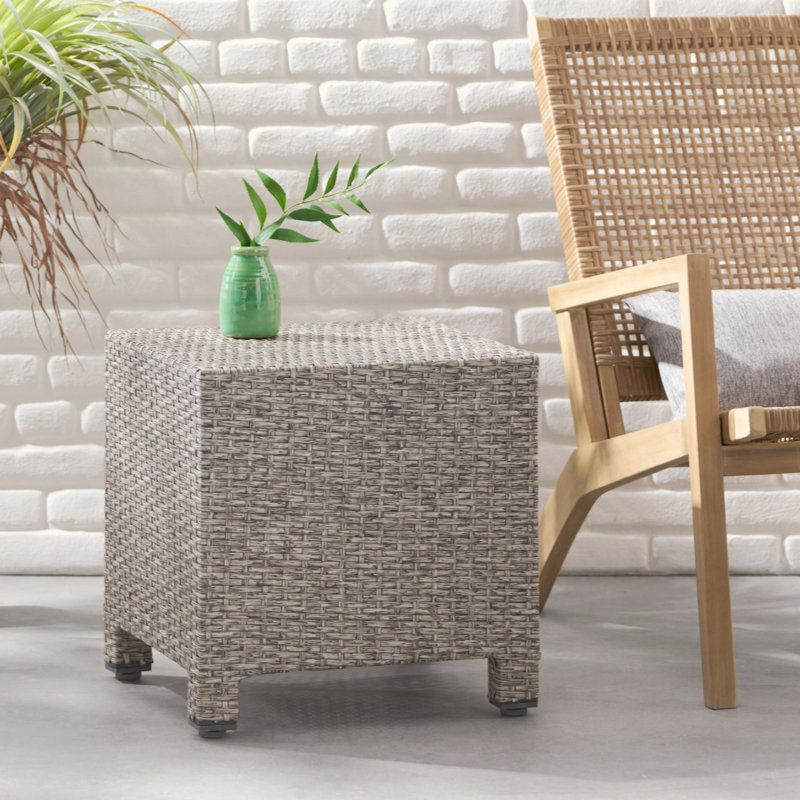 Charmante table d'appoint en rotin de polyéthylène pour un décor extérieur polyvalent