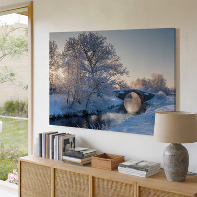 Toile, paysage d'hiver serein mettant en vedette un arbre majestueux recouvert de neige avec des branches complexes ornées de toiles scintillantes