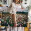 Toile, un éclatant champ de fleurs sauvages éclatant avec un tableau de délicates fleurs murales en blanc doux et des touches de rouge sur toile-745715989