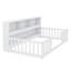 Lit simple simple avec bibliothèque, diverses tablettes de rangement et garde-corps-653838815