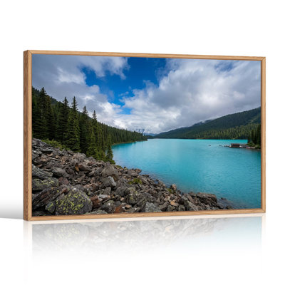 «Mountain Lake» avec eau turquoise et rivage rocheux, art mural
