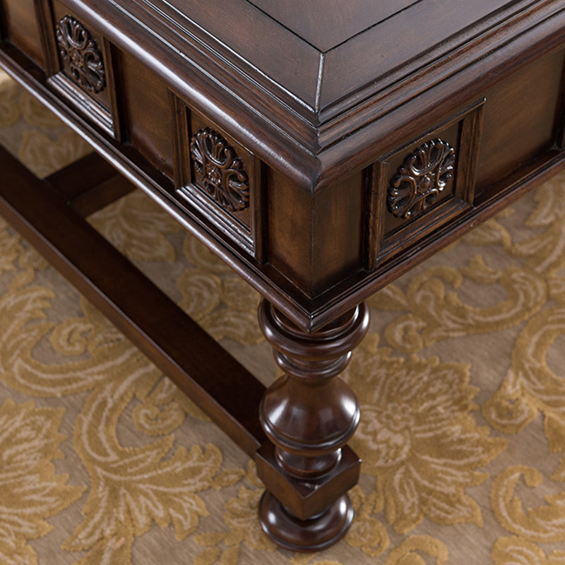 Table basse en bois sculpté de style américain.