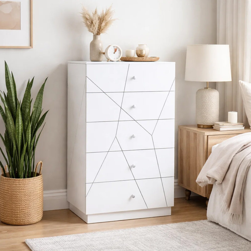 Commode haute Oly, 5 tiroirs, façades géométriques blanc brillant