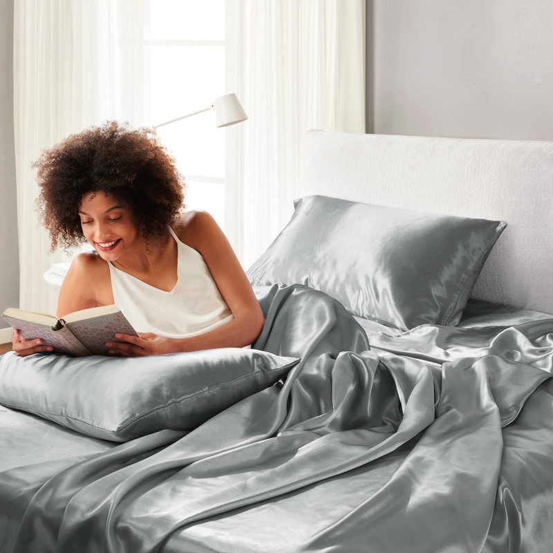 Ensemble de draps en satin de luxe gris 4 pièces - froissé, doux pour la peau, 1 drap plat, taies d'oreiller ajustées pour réduire les frisottis