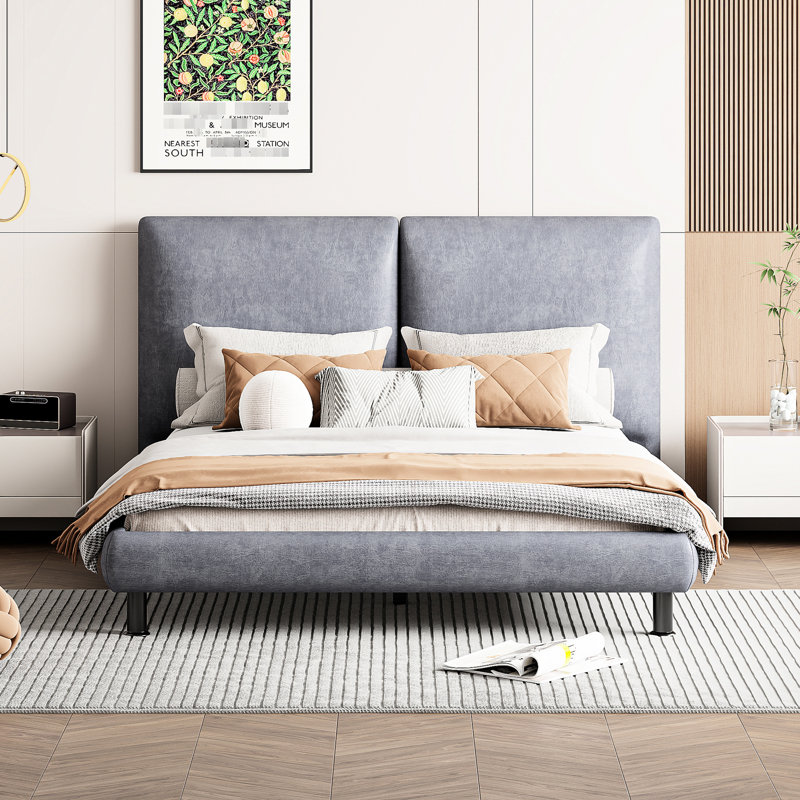 Élégant grand lit plateforme tapissier avec deux grands appuis-tête gris pour une chambre à coucher sophistiquée