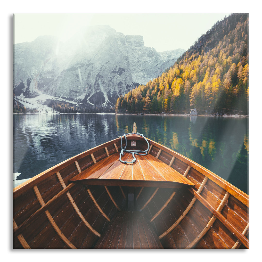 Glasbild-Holzboot auf Alpensee in den Dolomiten