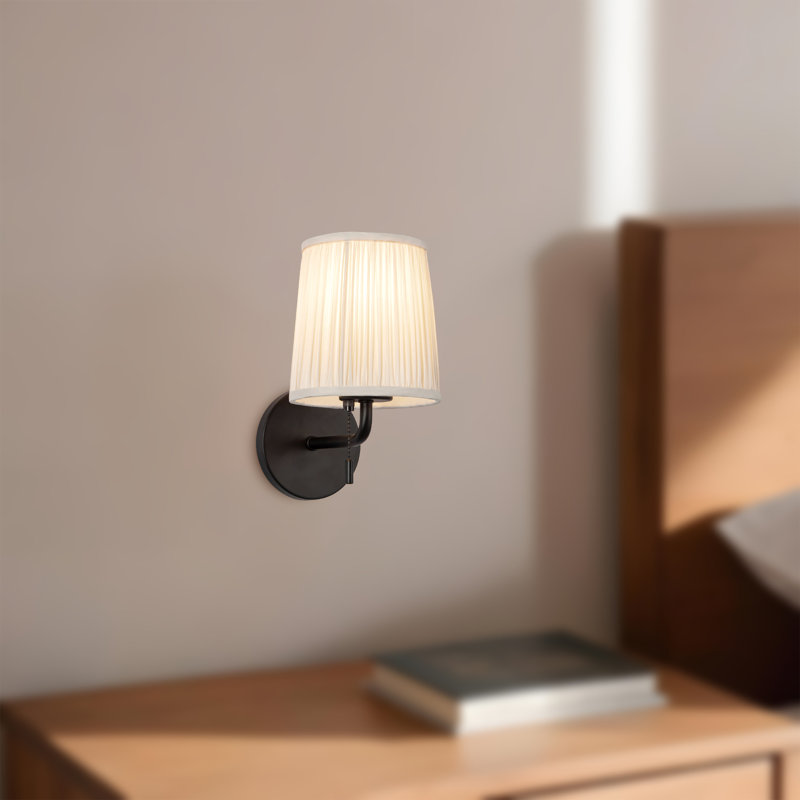 Éclairage pour meuble-lavabo mural noir mat 10 po avec abat-jour en lin blanc plissé Andrewson, Lin blanc, Noir mat