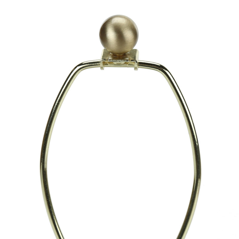 Lampe de table 21 po avec abat-jour ivoire / crème, base en résine crème et fleuron doré - style transitionnel