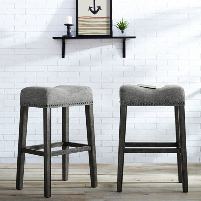 Tabourets de bar de 29 po de hauteur, gris. Fabriqué en bois véritable et aspect vieilli. Revêtu. Style contemporain pour la résidence. De l. 18 po x P 13 po x H 29 po. Assemblage requis. Conception rembourrée grise.