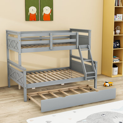 Lit superposé simple au-dessus d'un lit double avec lit gigogne simple, barrières de sécurité, échelle