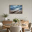 Faille volcanique dans un paysage aride sous des nuages ​​​​sombres - Tableau sur toile-717492203