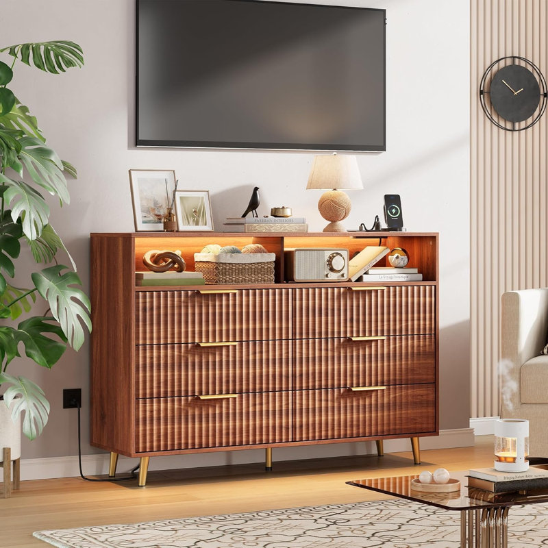 Commode 6 tiroirs pour la chambre à coucher, commodes de 47,2 po de largeur avec lumières DEL et station de charge, conception à profil courbé, tiroirs en bois cannelé avec poignée dorée, commode moderne pour le salon