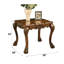 Table d'appoint en chêne cerisier avec pied griffe surdimensionné, structure en bois massif, charme vintage, esthétique classique pour l'espace. Table carrée traditionnelle, plateau festonné, ornements floraux, style rustique.