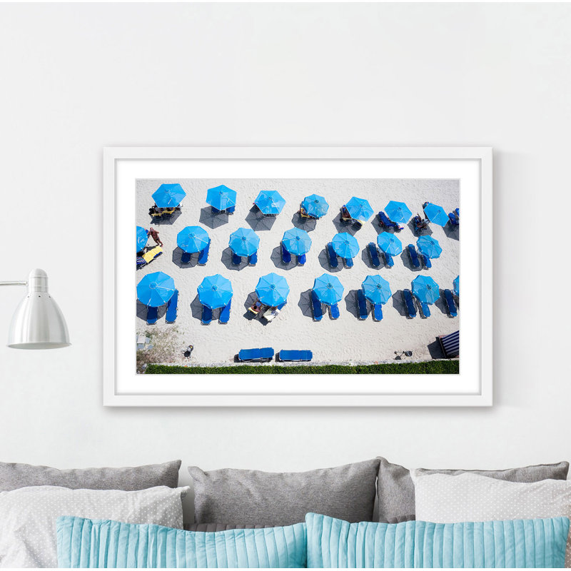 «Blue Umbrellas», reproduction, H 8 po x l 12 po, Cadre blanc