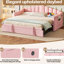 Lit de jour simple rose revêtu de velours doux, avec lit gigogne escamotable, et poches de type C pour les livres