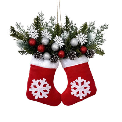 Décoration de porte en forme de chaussette de Noël (40 cm), ornement mural artificiel d'hiver avec chaussettes rouges imprimées de flocons de neige, pommes de pin, baies et flocons de neige, décoration pour porte d'entrée ou porche.