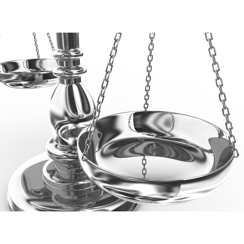 Balance de la justice - Argent sur blanc - Chrome, H 26 po x l 50 po x P 1,5 po