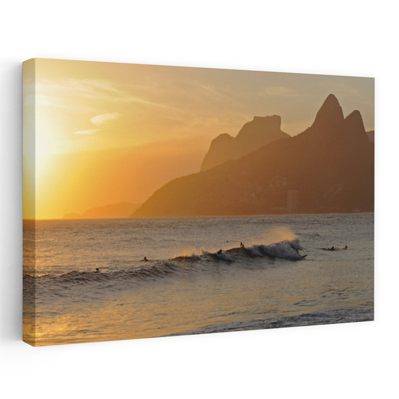 Surfeurs au coucher du soleil sur la plage d'Ipanema, Rio de Janeiro, Brésil, plage contemporaine, art de montagne