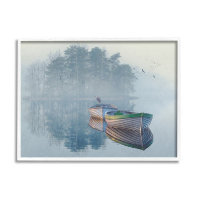 «Foggy Boat Lake Reflection» par Steve Hunziker - cadre flottant, impression sur bois