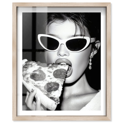 «Pizza Queen Shadowbox Print», art mural par Notoriart, cadre en chêne naturel, 36 x 45
