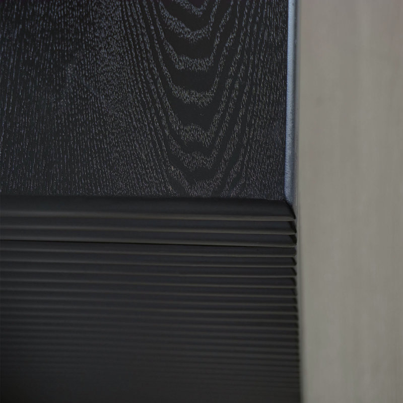 Console moderne noire avec motif nervuré