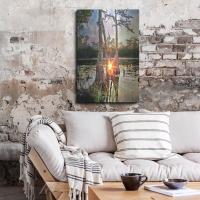 «Cypress Swamp Sunset Red Sun Reflection Lily Pads» par Ezra Tanner