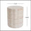 Table d'appoint d'extérieur / d'intérieur en béton léger avec finition en travertin, durable et polyvalente.